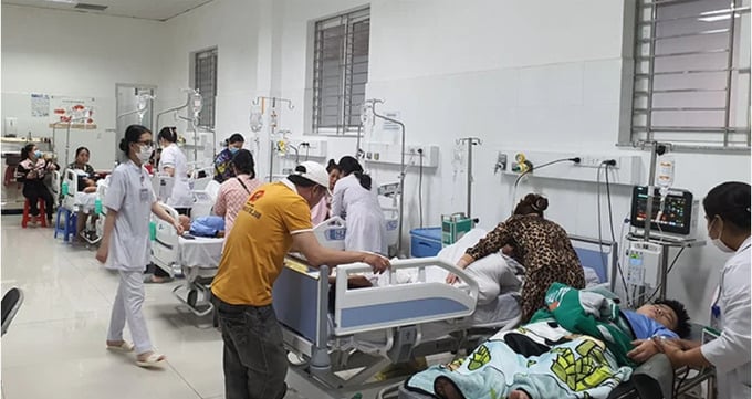 Các em học sinh đang được điều trị tại Bệnh viện Sản - Nhi tỉnh Kiên Giang. Ảnh: Báo Kiên Giang