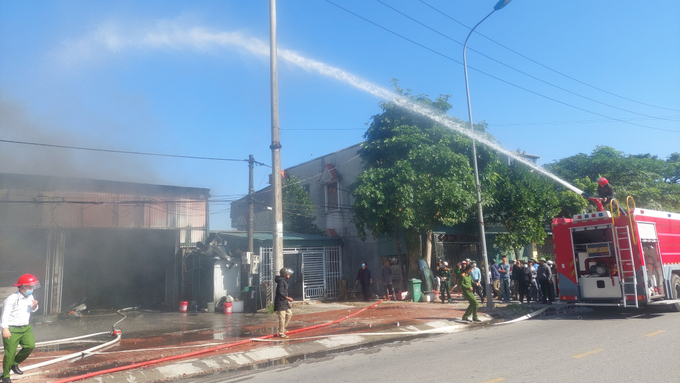 Lực lượng chức năng nỗ lực dập tắt đám cháy. Ảnh: Báo Quảng Ninh