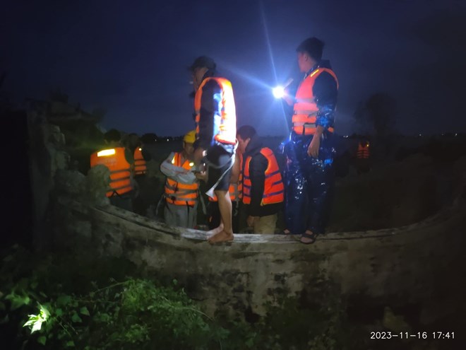 Lực lượng chức năng tổ chức hỗ trợ, đưa những người bị lật thuyền đến vị trí an toàn. Ảnh: Chỉ huy Ban CHQS thị xã Hương Trà (LĐO)