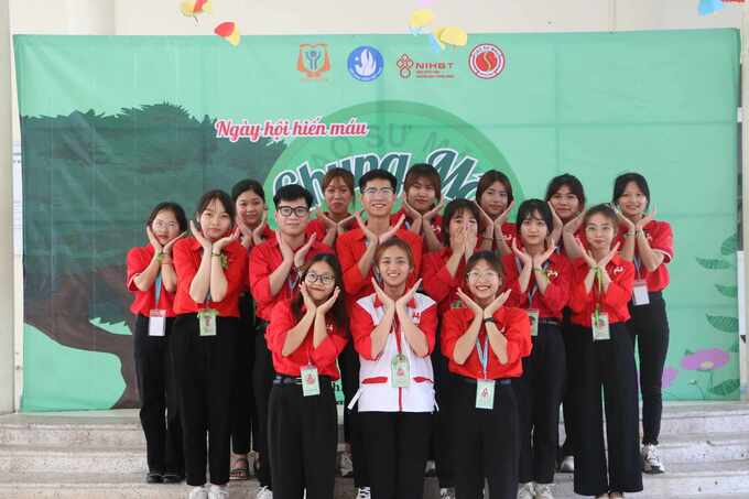 Trần Thị Bích Ngọc chụp ảnh cùng đội tình nguyện viên hiến máu