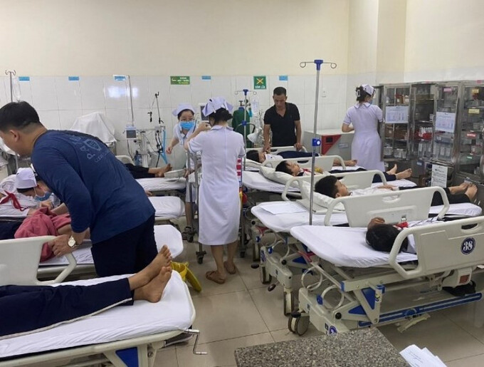 17 học sinh nhập viện cấp cứu do uống trà sữa cạnh cổng trường. Ảnh: B.V (Vietnamnet)