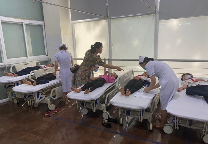Học sinh nghi bị ngộ độc được theo dõi, điều trị tại Bệnh viện Đa khoa Thiện Hạnh. Ảnh: Báo Đắk Lắk