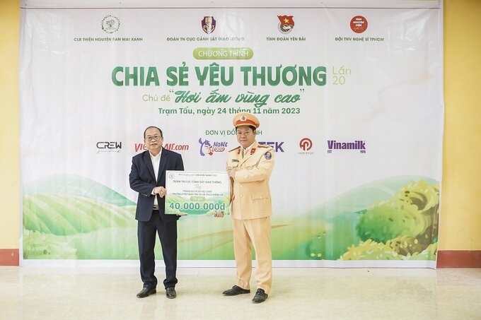 Đoàn Thanh niên Cục Cảnh sát giao thông trao tặng 40 triệu tiền cơ sở vật chất cho Trường Phổ thông dân tộc bán trú Tiểu học và Trung học cơ sở Phình Hồ