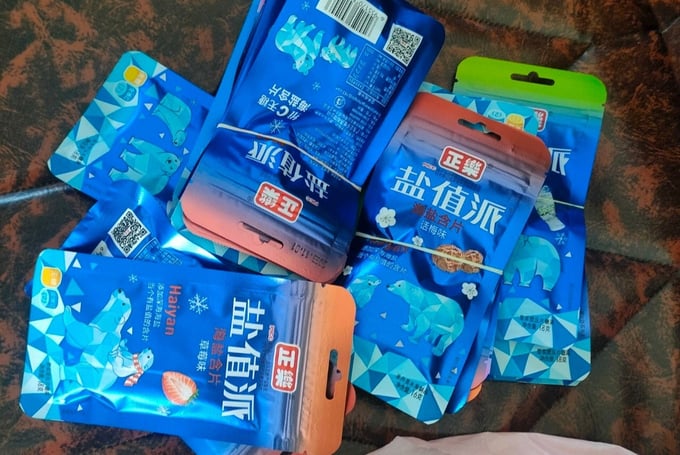 Bao bì kẹo 126 học sinh THCS ở Vân Đồn ăn khiến 5 em phải nhập viện. Ảnh: NLĐ
