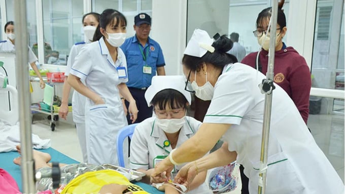 Học sinh nhập viện do ngộ độc thực phẩm tại Bệnh viện Sản - Nhi tỉnh Kiên Giang. Ảnh: Báo Kiên Giang