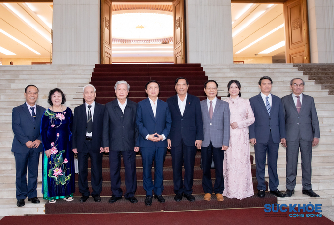 Phó Thủ tướng Chính phủ Trần Hồng Hà chụp ảnh cùng lãnh đạo Trung ương Hội GDCSSKCĐ Việt Nam