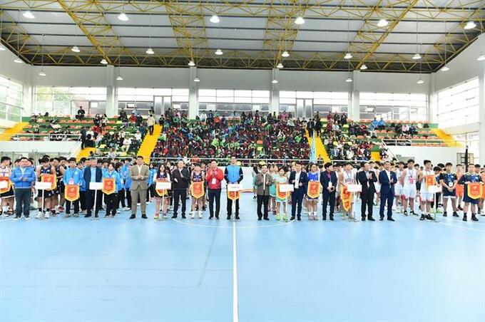 Ban Tổ chức trao cờ lưu niệm cho 14 đội tham dự thi đấu. Ảnh: Trung tâm Truyền thông và Sự kiện