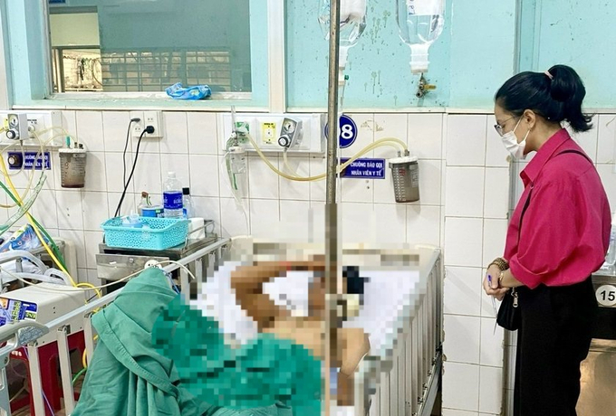 Anh Rơ Châm Sơng hiện đang được điều trị tại Bệnh viện Đa khoa tỉnh. Ảnh: Báo Gia Lai