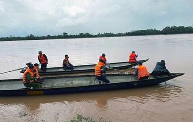 Lực lượng chức năng tổ chức tìm kiếm một người dân mất tích từ đêm 1-12 trên sông Long Đại tại xã Hiền Ninh, huyện Quảng Ninh, tỉnh Quảng Bình. Ảnh: Văn phòng thường trực Ban chỉ đạo quốc gia về phòng chống thiên tai