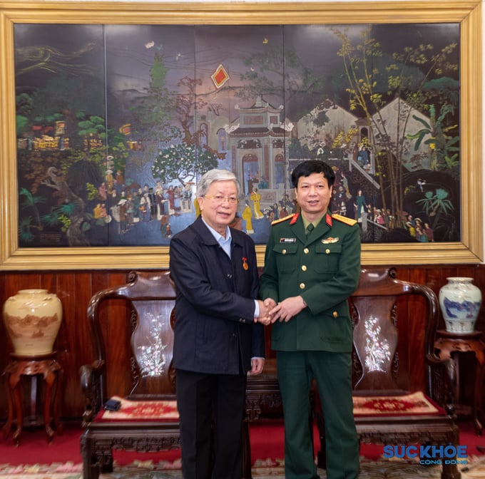Đại tá Nguyễn Hoàng Ân trao Huy hiêu Bác Hồ cho Chủ tịch Trung ương Hội GDCSSKCĐ Việt Nam Nguyễn Hồng Quân