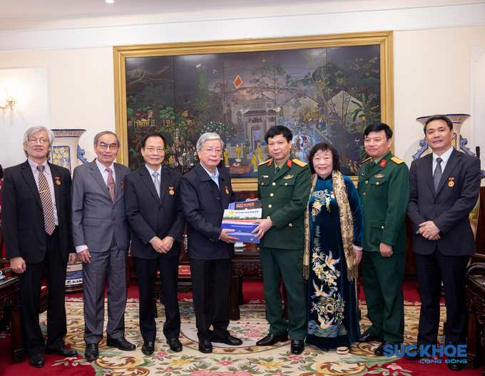 Trung ương Hội GDCSSKCĐ Việt Nam tặng quà lưu niệm cho Bộ Tư lệnh Bảo vệ Lăng Chủ tịch Hồ Chí Minh