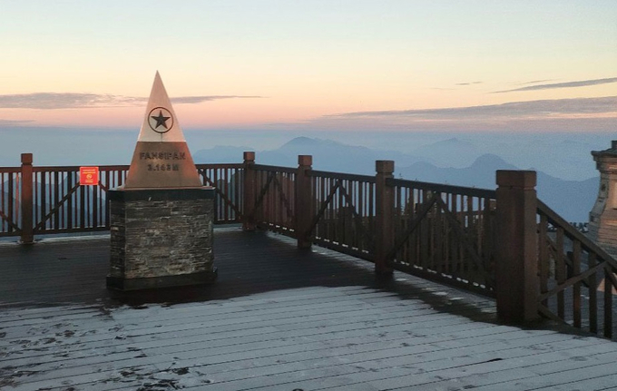 Sương muối xuất hiện tại đỉnh Fansipan sáng sớm 7/12. Ảnh: Báo Lào Cai