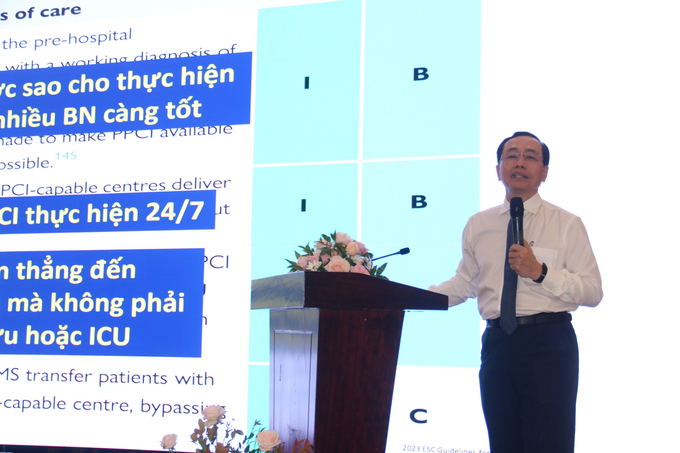GS.TS.BS Trương Quang Bình - nguyên Chủ tịch Hội tim mạch Can thiệp Việt Nam, Phó Giám đốc Bệnh viện Đại học Y Dược TP. HCM đã trình bày chuyên đề về “Nhồi máu cơ tim, lợi ích của việc can thiệp mạch vành sớm”