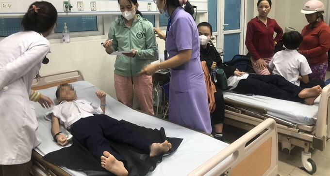 Bệnh viện Sản - Nhi tỉnh đang tích cực theo dõi, điều trị kịp thời cho các học sinh. Ảnh: Báo Quảng Ngãi
