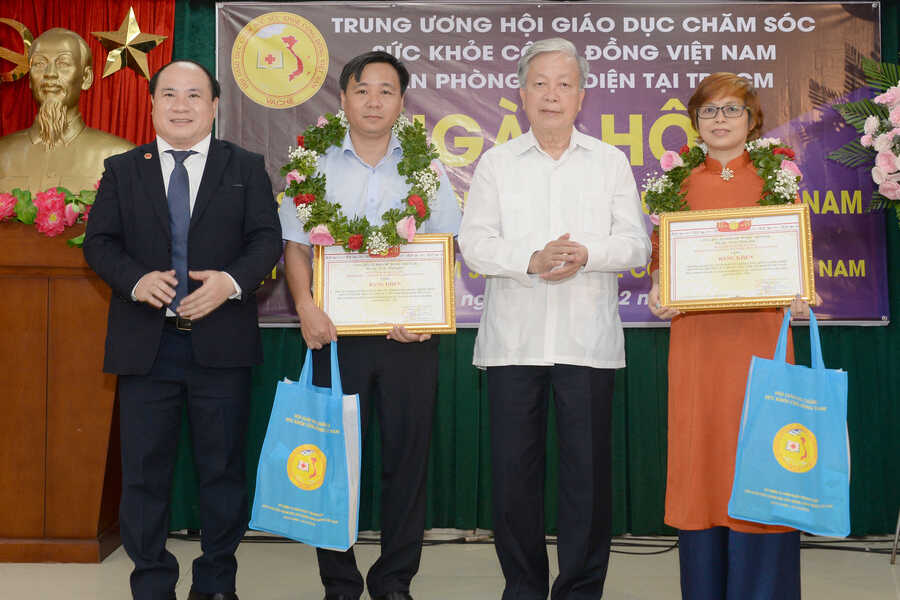 Trao tặng bằng khen cho những cá nhân có nhiều đóng góp tích cực cho hoạt động Văn phòng đại diện Trung ương Hội GDCSSKCĐ Việt Nam tại TP. HCM