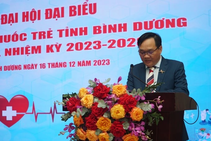 Ông Huỳnh Trần Dương Giang – Chủ tịch Hội Thầy thuốc trẻ Bình Dương khóa II phát biểu khai mạc đại hội