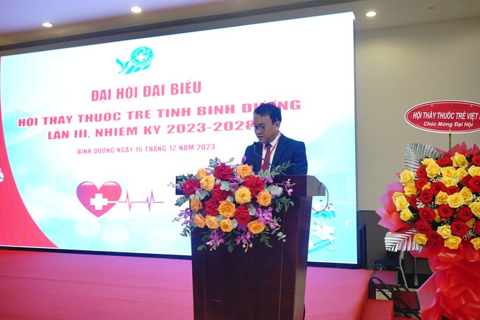 NCS.BS.CKII Huỳnh Minh Chín – Phó Giám đốc Sở Y tế Bình Dương, Chủ tịch Hội Thầy thuốc trẻ Bình Dương phát biểu tại đại hội