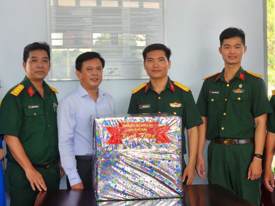 Đại diện đoàn trao quà cho Đại đội bộ binh 105 của Ban CHQS huyện Tân Biên, tỉnh Tây Ninh