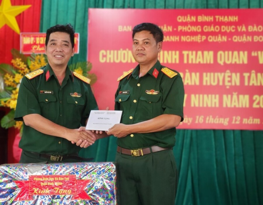 Thượng tá Nguyễn Việt Hùng – Chỉ huy trưởng Ban CHQS quận Bình Thạnh trao quà cho Ban CHQS huyện Tân Biên, tỉnh Tây Ninh