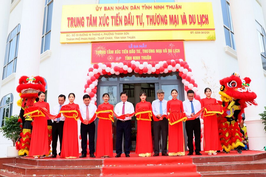 Các đại biểu thực hiện nghi thức ra mắt Trung tâm Xúc tiến Đầu tư, Thương mại và Du lịch tỉnh Ninh Thuận (Ảnh Văn Nỷ)
