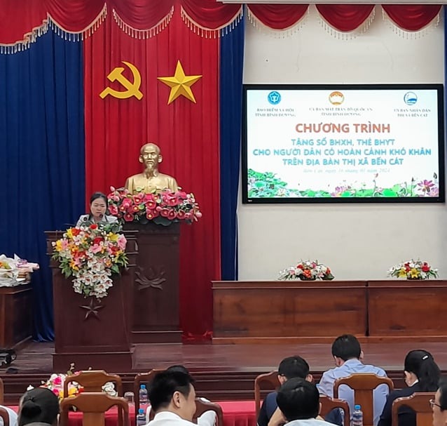 Bà Trần Kim Lan - Phó Chủ tịch Ủy ban Mặt trận Tổ quốc Việt Nam tỉnh Bình Dương phát biểu tại chương trình