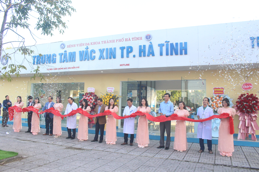 Bệnh viện Đa khoa thành phố Hà Tĩnh cắt băng khai trương Trung tâm vắc xin   