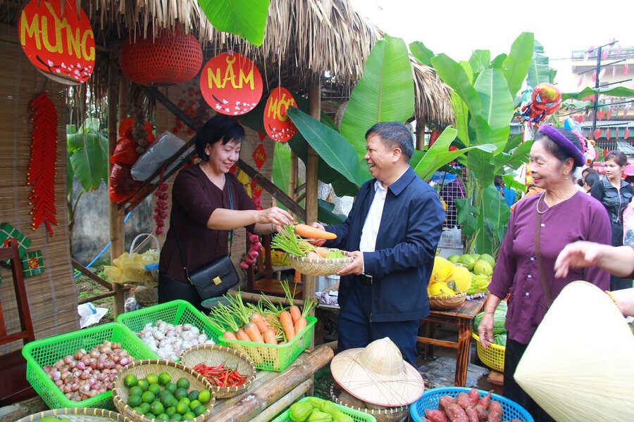 Khi tới làng cổ, du khách sẽ được tham gia phiên chợ Tết xưa của người Việt, hòa mình vào khung cảnh hối hả, rực rỡ sắc màu để mua sắm, đón một cái Tết tươm tất, đủ đầy.