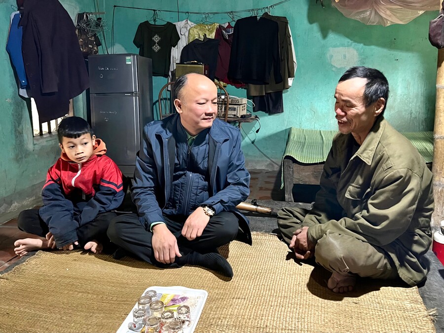 Ông Nguyễn Hồng Phong, Tổng giám đốc công ty Tiến Nông đến thăm hỏi, động viên một gia đình có hoàn cảnh khó khăn tại Thanh Hóa