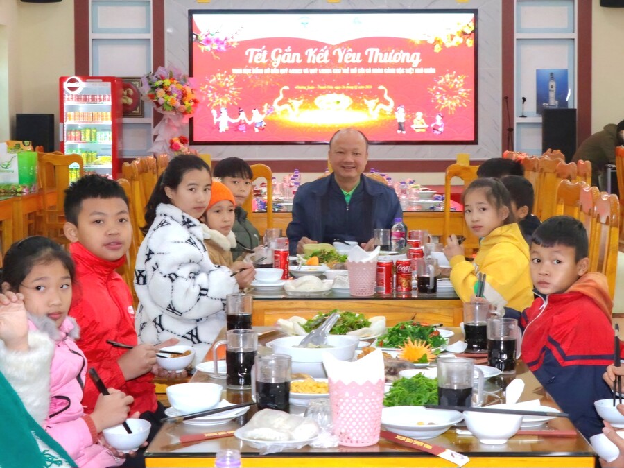 Công ty Tiến Nông tổ chức bữa cơm sum họp, nhân dịp đón Tết Nguyên đán 2024 cho các em nhỏ mồ côi
