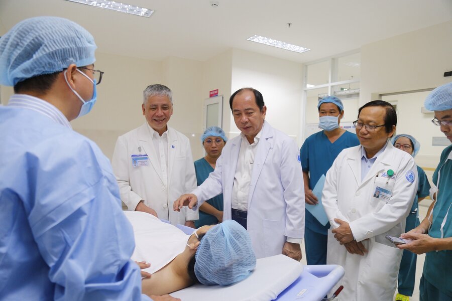 PGS.TS.BS Tăng Chí Thượng - Giám đốc Sở Y tế TP. Hồ Chí Minh thăm và chúc mừng sản phụ sau ca phẫu thuật