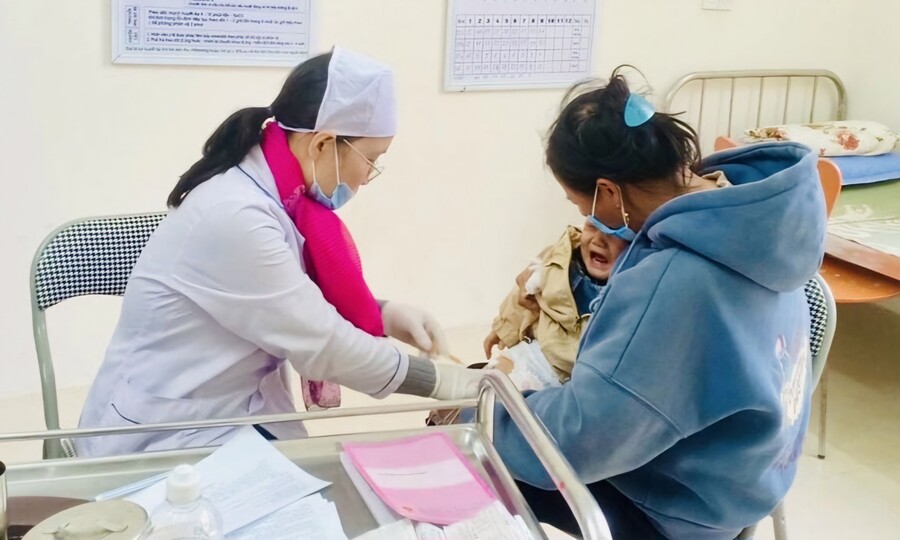 Tiêm vắc-xin cho trẻ tại thị xã Nghi Sơn, Thanh Hóa