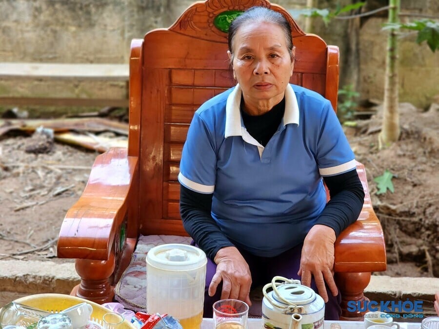 Bà Đinh Thị Ty không khỏi lo lắng về tình trạng sức khỏe của con gái