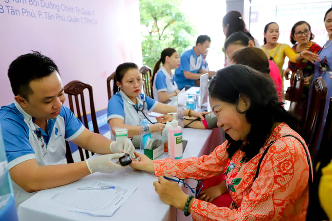 Ngoài hoạt động thăm khám, Bệnh viện Đa khoa Quốc tế Nam Sài Gòn dành nhiều phần quà gửi đến các chị em phụ nữ tham gia chương trình