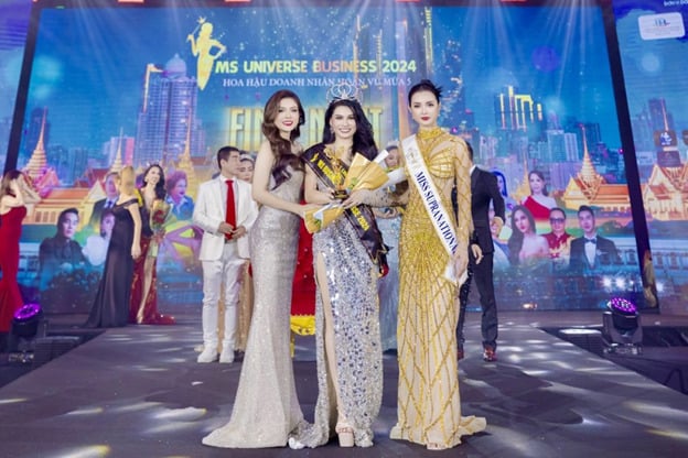 Người đẹp, bác sỹ Nguyễn Rô (ngoài cùng, bìa trái) cùng tân hoa hậu Kochan (giữa) và Hoa hậu siêu quốc gia Mutya Johanna Datul (ngoài cùng, bìa phải) tại cuộc thi “Hoa hậu Doanh nhân Hoàn vũ” 2024 tại Băng Cốc, Thái Lan.