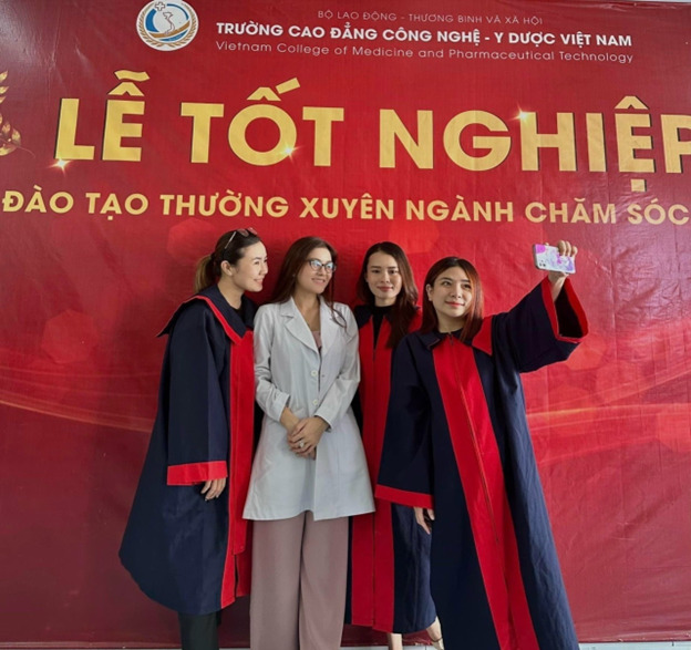 Bác sỹ Nguyễn Rô còn xuất hiện với vai trò Giảng viên tại trường Cao đẳng Y dược Việt Nam khoa Chăm sóc sắc đẹp