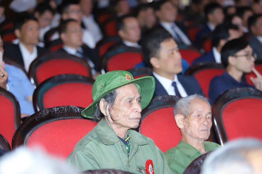 Gần 900 đại biểu là chiến sĩ, thanh niên xung phong, dân công hỏa tuyến trực tiếp tham gia chiến dịch Điện Biên Phủ