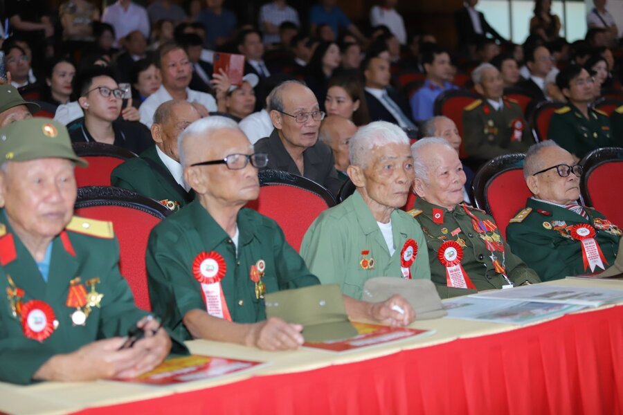 Các đại biểu là chiến sĩ, TNXP, dân công hỏa tuyến tham gia chiến dịch Điện Biên Phủ tại buổi gặp mặt, tri ân