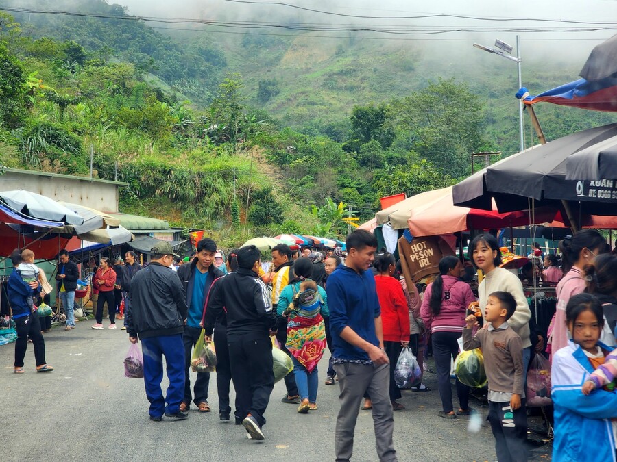 Chợ phiên ở huyện Mường Lát, tỉnh Thanh Hóa. (Ảnh: ML)