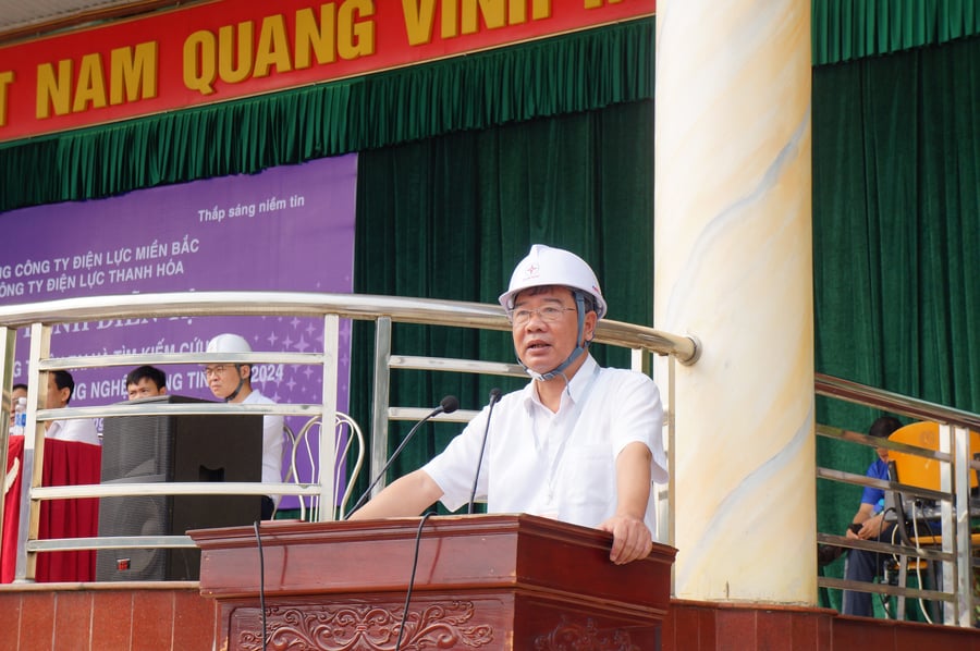 Ông Lê Thanh Bình - Phó Giám đốc Công ty Điện lực Thanh Hóa phát lệnh diễn tập “Phòng chống thiên tai và tìm kiếm cứu nạn, xử lý sự cố, an toàn, công nghệ thông tin năm 2024”