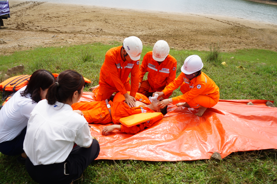Diễn tập tìm kiếm cứu nạn 1 người trượt chân xuống hồ bị đuối nước 