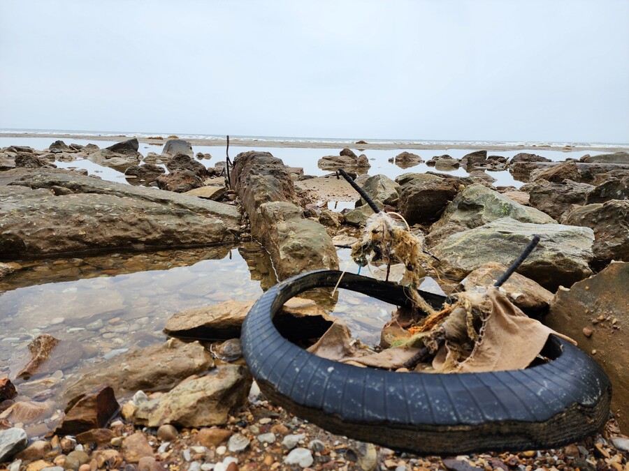 Nhiều khu vực tại bãi biển Hải Tiến trơ trọi toàn đá, sắt thép, rác thải. Ảnh: Mạnh Linh