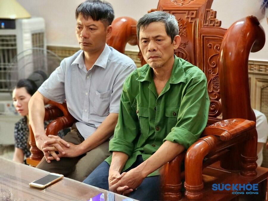 Ông Hoàng Văn Do (ngoài cùng bên phải) ngồi thất thần, mong mỏi cháu trai cùng 3 ngư dân mất tích trên tàu đánh cá TH-90088-TS sớm trở về