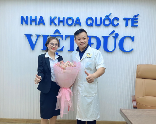 TS.BS Trịnh Đức Mậu (phải) và CEO Trần Thị Thu Vân (trái) tại Nha khoa Quốc tế Việt Đức – Nha khoa làm việc hiện tại của chị