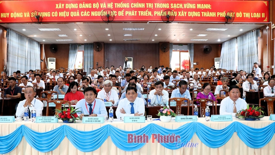 Lãnh đạo các sở, ban, ngành tỉnh và đại biểu tham dự đại hội