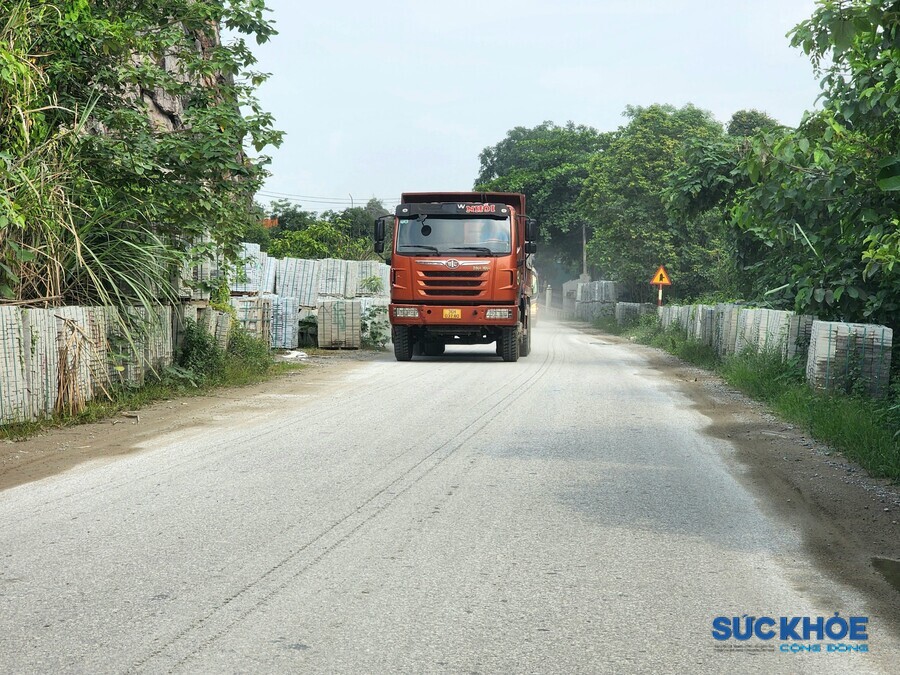 Vật liệu xây dựng tập kết dày đặc, lấn chiếm hành lang an toàn giao thông trên Quốc lộ 47