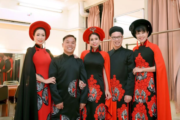 Nhà thiết kế Việt Hùng và các nghệ sĩ tham gia biểu diễn