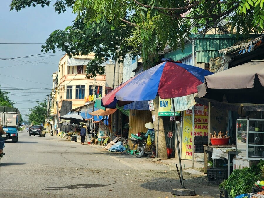 Tiểu thương khu vực chợ Cầu Đống, phường An Hưng lấn chiếm lòng đường đại lộ Lê Lợi