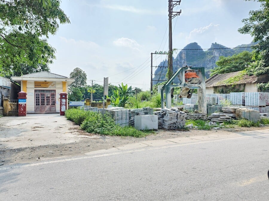 Tình trạng vật liệu xây dựng tập kết tràn lan trước bưu điện phường An Hưng