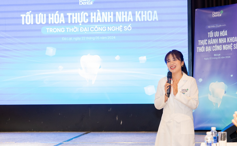 Bác sĩ CKI Phạm Hoàng Thùy Nhiên - Nha khoa Quốc tế DAISY trả lời câu hỏi của các bác sĩ tham dự hội thảo sau phần trình bày