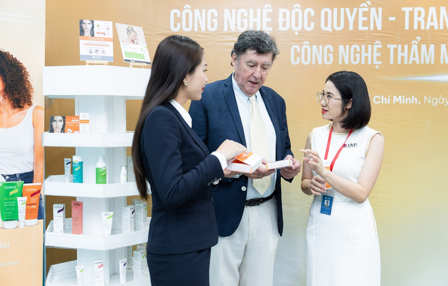 Đại diện 2 doanh nghiệp cùng thảo luận về các sản phẩm và công nghệ mới của ngành làm đẹp